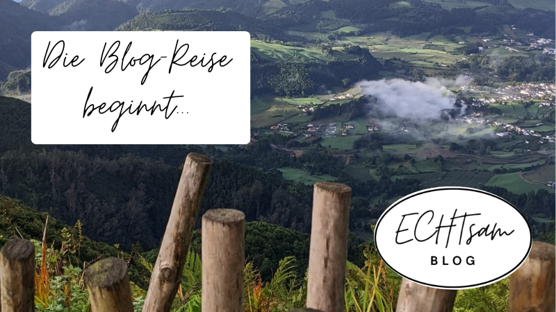 Bild einer Landschaft mit Holzzaun. Text: Die Blogreise beginnt. Zudem ist das Logo "Echtsam-Blog" auf dem Bild zu erkennen.