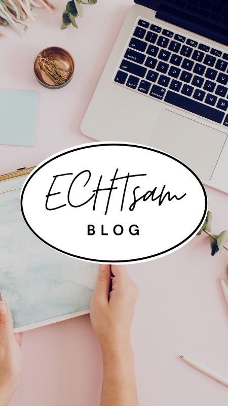 Bild von einem Schreibtisch mit rosa farbener Platte, Laptop und Stiften. Zudem hält eine Person einen Blog. Mittig steht das Logo Echtsam-Blog