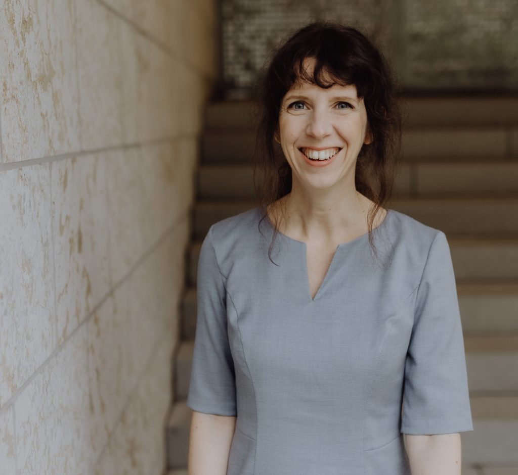 Portraitfoto Manuela Echtermann in grauem Kleid.